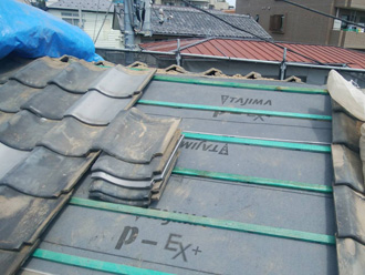 屋根葺き直し工事　防水紙設置