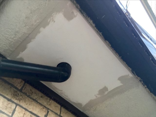 戸田市　軒天板張り替え工事　板の繋ぎ目をコーキング材で埋める