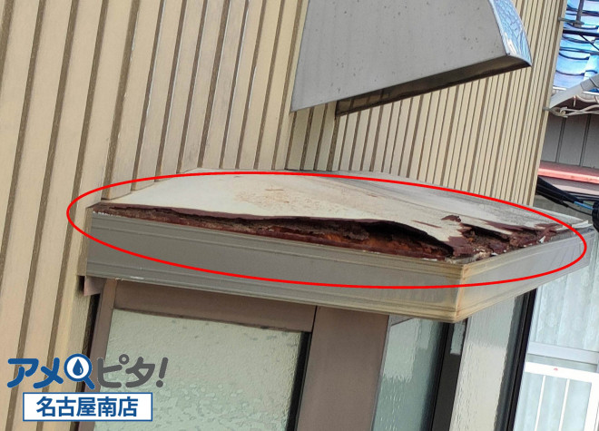 別の出窓の鉄板屋根は酷い状態でした
