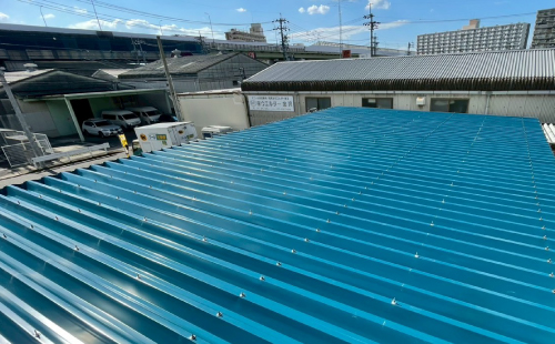 青い折板（せっぱん）屋根