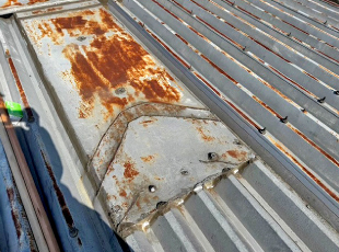 折半屋根が赤茶色に錆び、コーキングも劣化