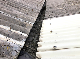 谷板金に泥が溜まっている