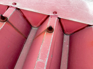 折半屋根を固定するボルトのコーキング劣化
