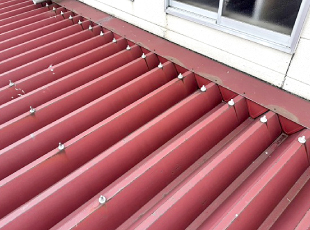 古いコーキングを除去、新しいコーキングを充填して工事完了