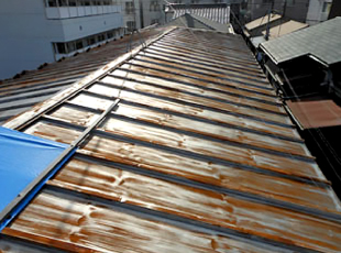 雨漏りをしている倉庫の金属屋根