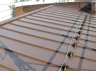 葺き替え工事で見た目も防水機能も一新された新しい金属屋根