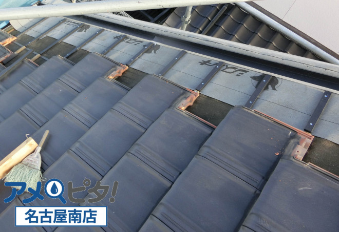 取り付けた水切り鉄板までの隙間に屋根瓦引っ掛け材を取り付けます