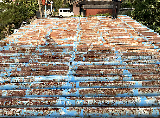 築25年になる倉庫の青色の折板屋根は、赤茶色の錆が屋根全体の9割を覆っています