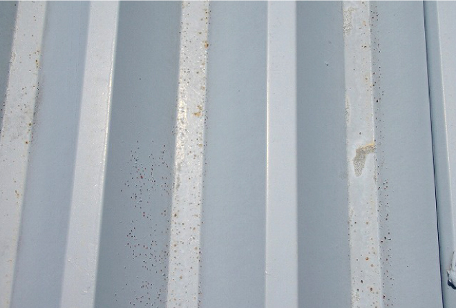 銀色の折板屋根に、黄味がかった錆が複数見受けられます