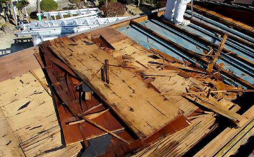 下地の木材が剥がれ、細切れになった様子