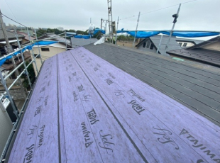 古いスレート屋根に新しい防水紙を敷設