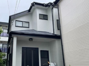 補修と外壁塗装を行い、明るいお住まいへと印象が変わったタイル外壁