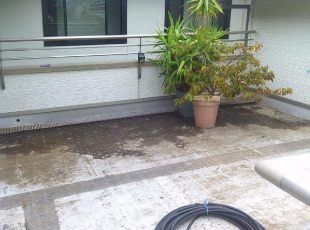 バルコニーの床が茶色く劣化している様子