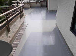 均一で綺麗なウレタン防水工事でバルコニーの美観も大きく変化