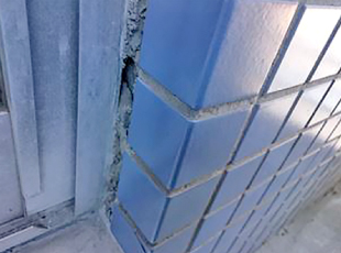 サッシとタイル外壁の継ぎ目のコーキングが剥がれ落ちています