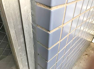 サッシとタイル外壁の継ぎ目をコーキングで充填