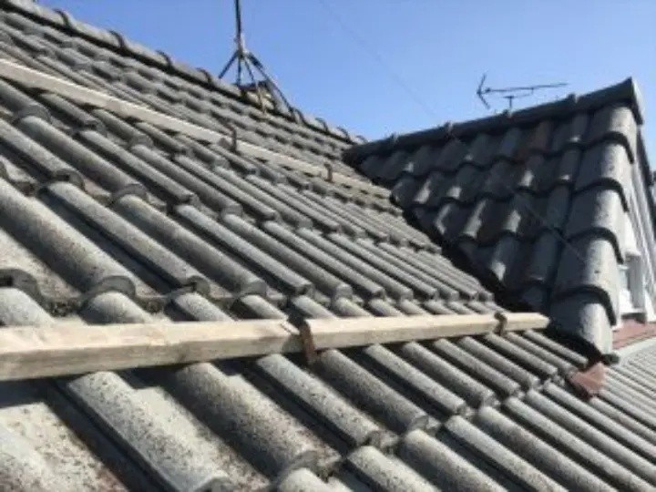 瓦屋根の棟取り直し工事を着工