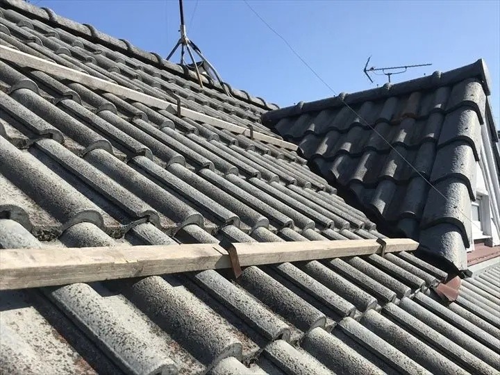 瓦屋根の棟取り直し工事前