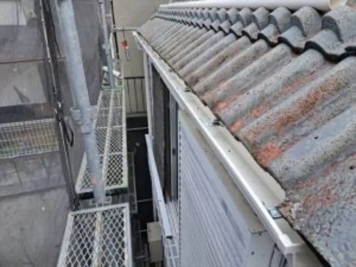 軒樋の取り付け作業が完了