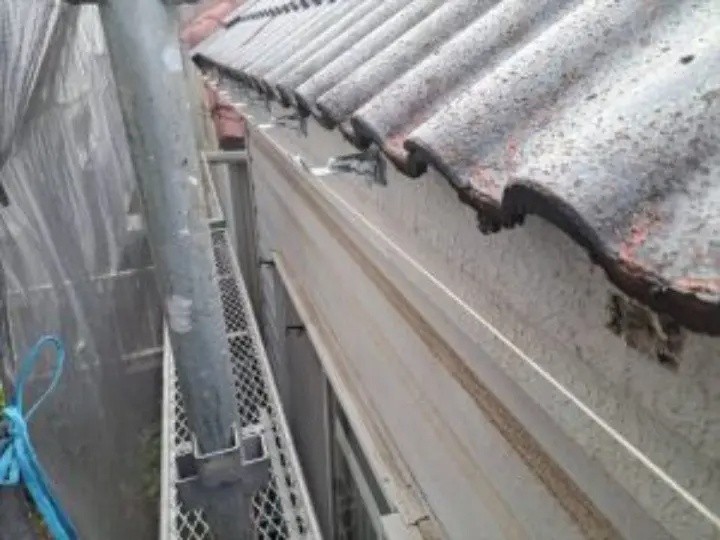 勾配確認を行って樋吊り金具を取り付け