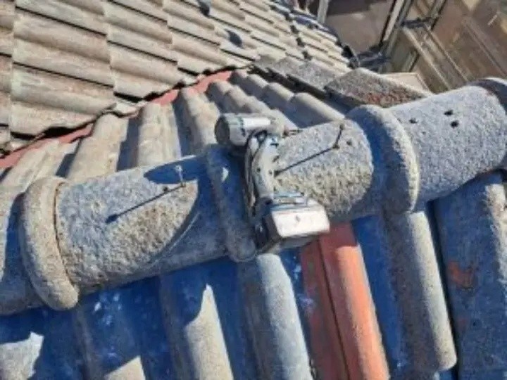 既存棟瓦を戻しビス止め固定