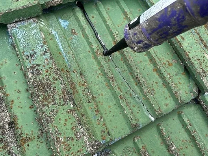 瓦のヒビ割れ補修