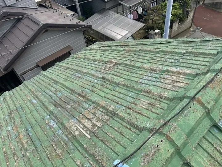 セメント瓦が経年により全体的に劣化