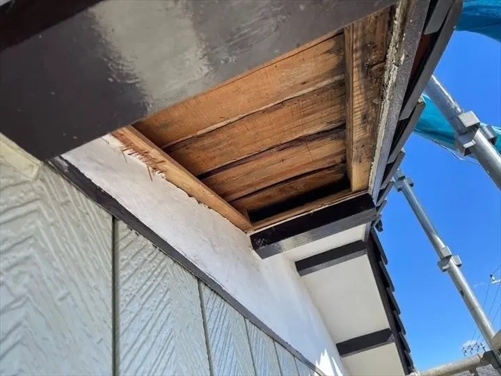 既存の軒天を撤去