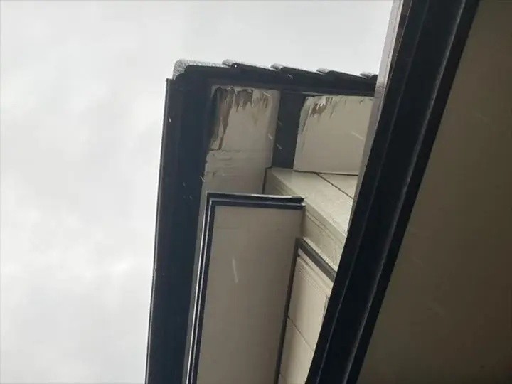 「軒天の部分交換と雨樋の追加増設工事」をご提案