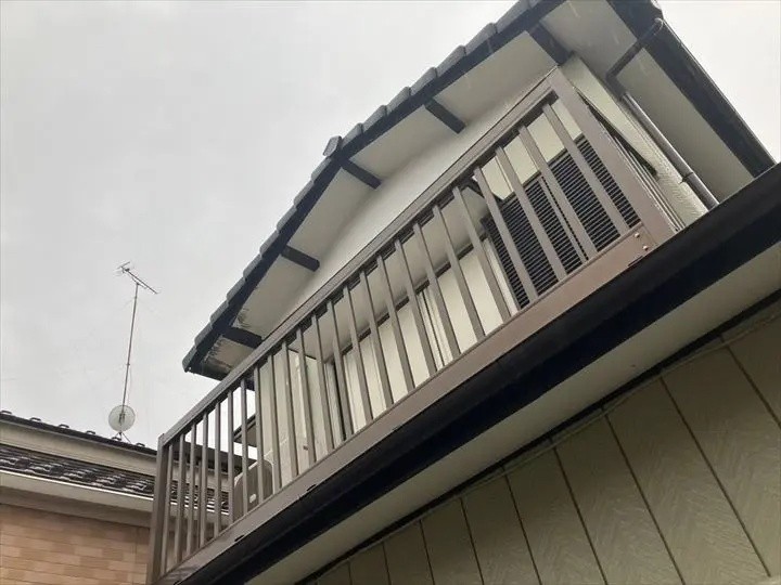 切妻屋根の左側コーナー部に損傷