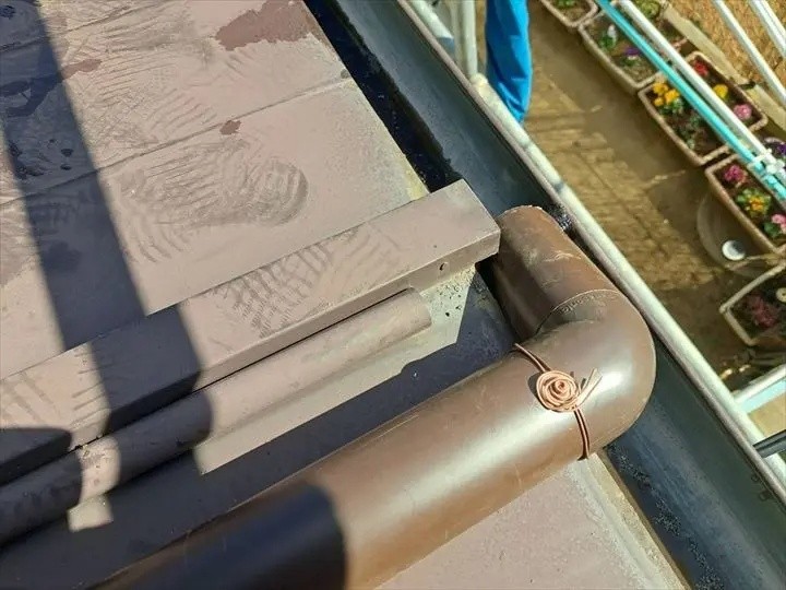 新設した竪樋から這樋を経て下屋根の軒樋へ雨水が流れるよう施工