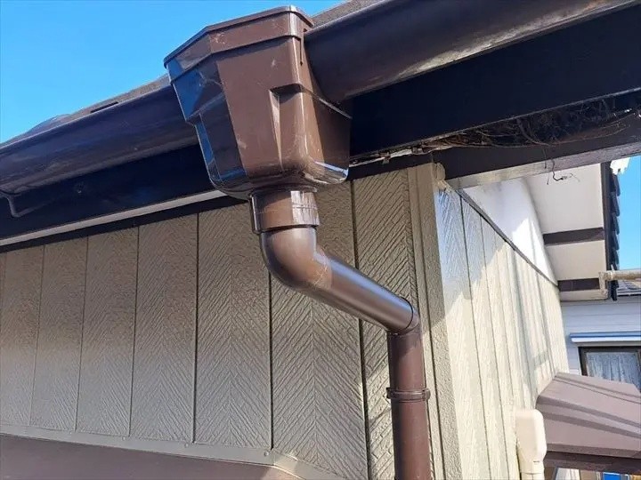 既存軒樋の端部に集水器を設置