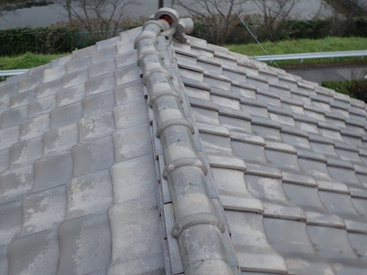 瓦が棟の端にある鬼瓦に向かって蛇行している状態