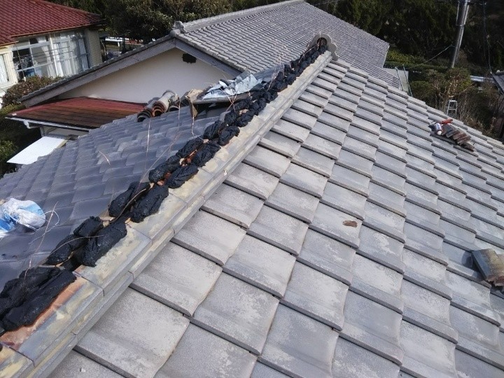 熨斗瓦を3段目まで積み上げ棟瓦を固定する同線（補強用の芯材）も取り付け