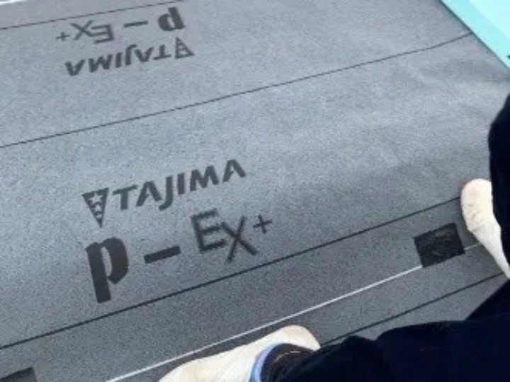 防水紙（ルーフィング）の施工風景