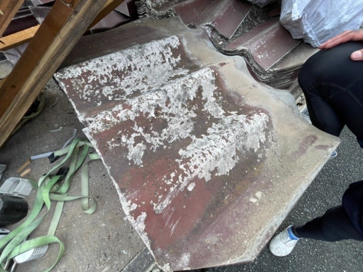 撤去した「かわらU」の屋根材