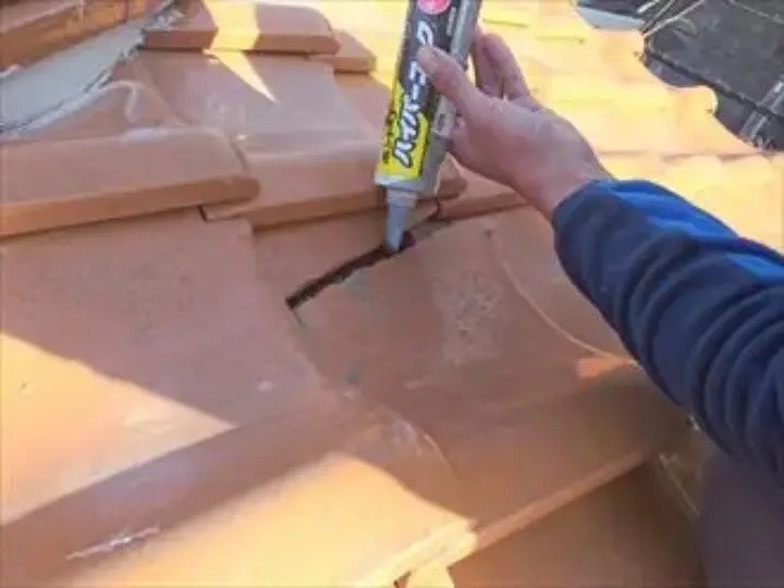 割れた瓦をシーリングで補修