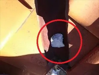 屋根の漆喰が剥離して落ちている状態