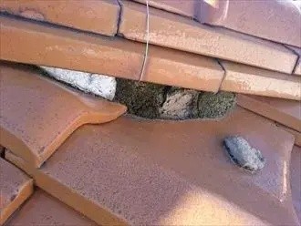 屋根の漆喰が剥がれている状態