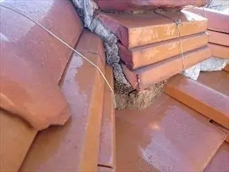 漆喰が剥がれ瓦がズレている状態