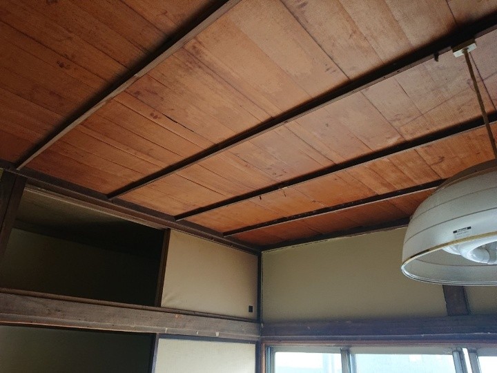 天井に雨染みの跡が残り雨水の浸入が確認できる状態