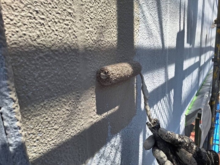 エスケー化研の「エスケープレミアムシリコン」の中塗り作業