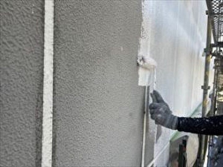 下塗り材「エスケー弾性プレミアムフィラー」の塗装作業