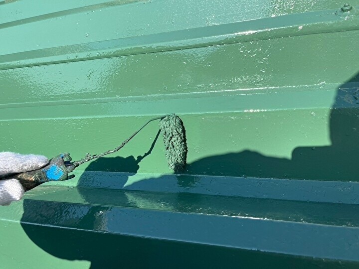 エスケー化研「クリーンマイルドウレタン」を使用した塗装作業の風景