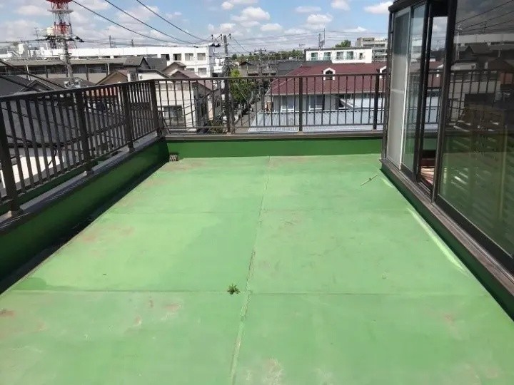 屋上全体の防水工事を着工