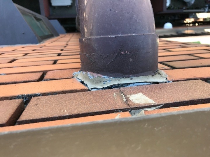 排水ドレン出口付近の配管取り合い部にひび割れ