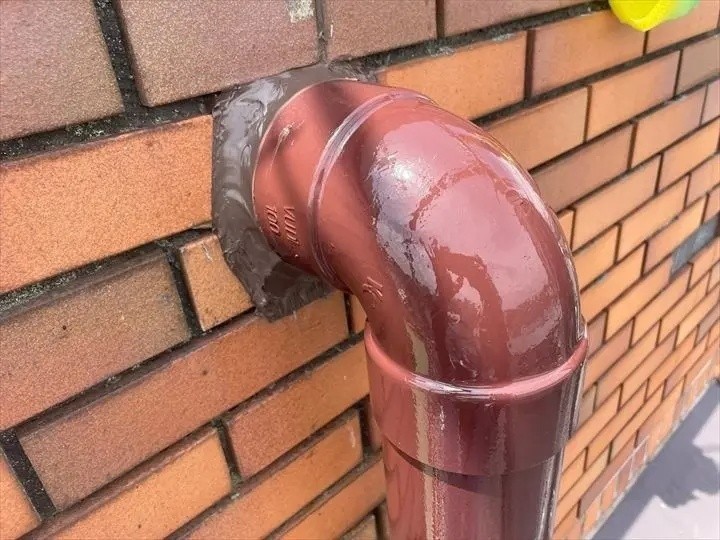 外壁と配管の取り合い部分にシーリングを充填し水の侵入を防ぐ処置