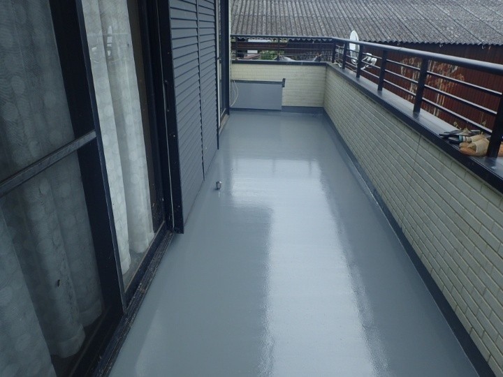 新規ウレタン防水工事とベランダ床の張替え工事後の状態