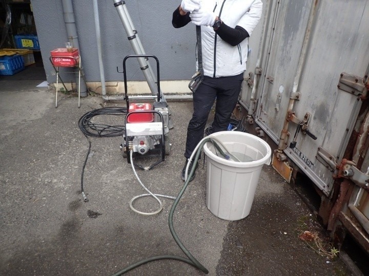 排水ドレン周辺に溜まっていたゴミや汚れを取り除き