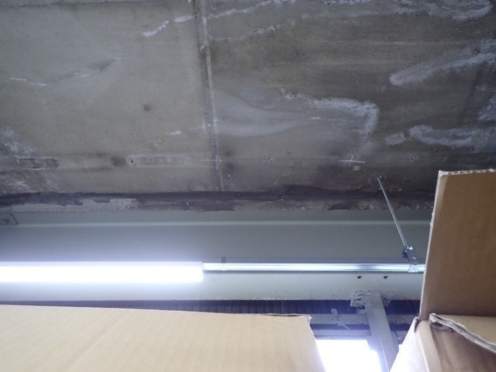 雨水の浸入により天井や壁に広範囲で雨染みが確認